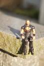 ActionMan sitzend Mauer