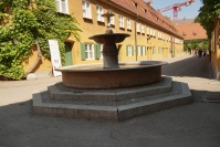 Augsburg Fuggerei Brunnen